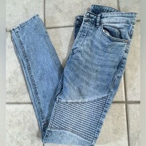 Like New H&M divided skinny jeans 29” waist button fly 32” inseam medium blue